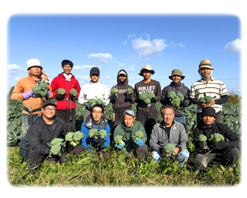 ブロッコリーを持った農園スタッフの集合写真